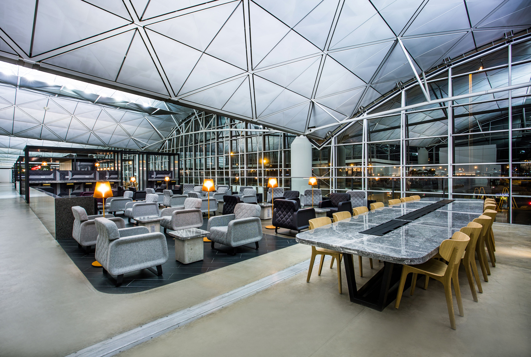 Qantas Lounge HongLong 010